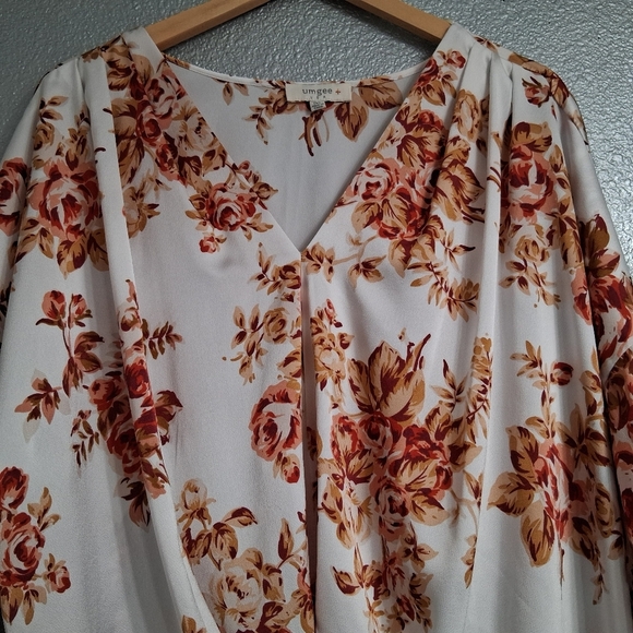 Umgee V Neck Floral Blouse With A Twisted Hemline    Size 1XL - Picture 9 of 14